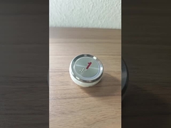 Aufzug-Druckknöpfe spiegeln Edelstahl-Oberfläche mit Titanize wider