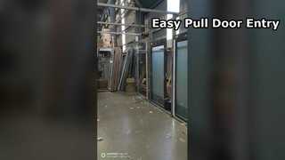 Von Hand gezogene Tür